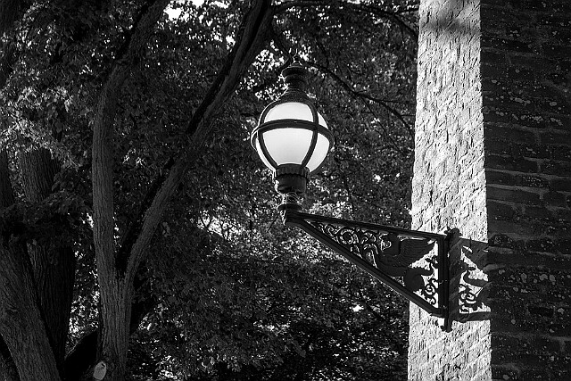 Świeci się... null